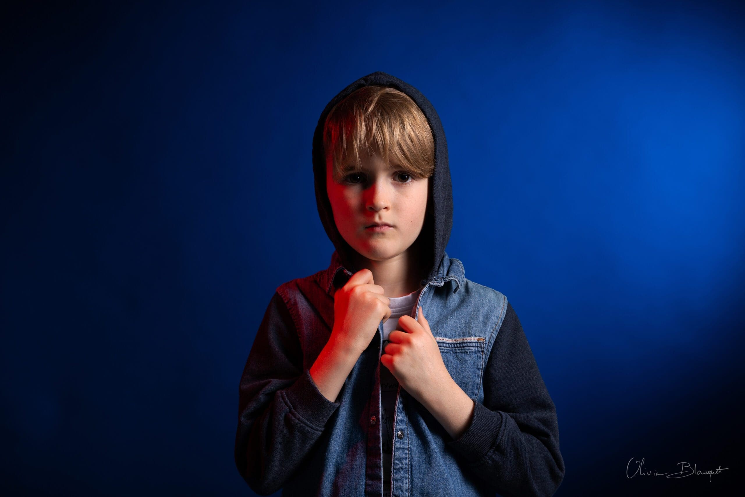 Portrait adolescent regard intense studio