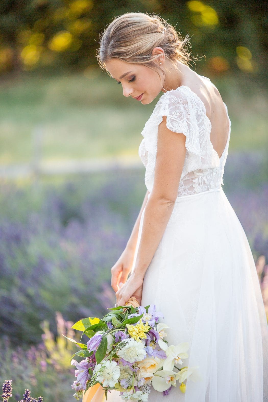 Mariée de dos avec bouquet champêtre Nice