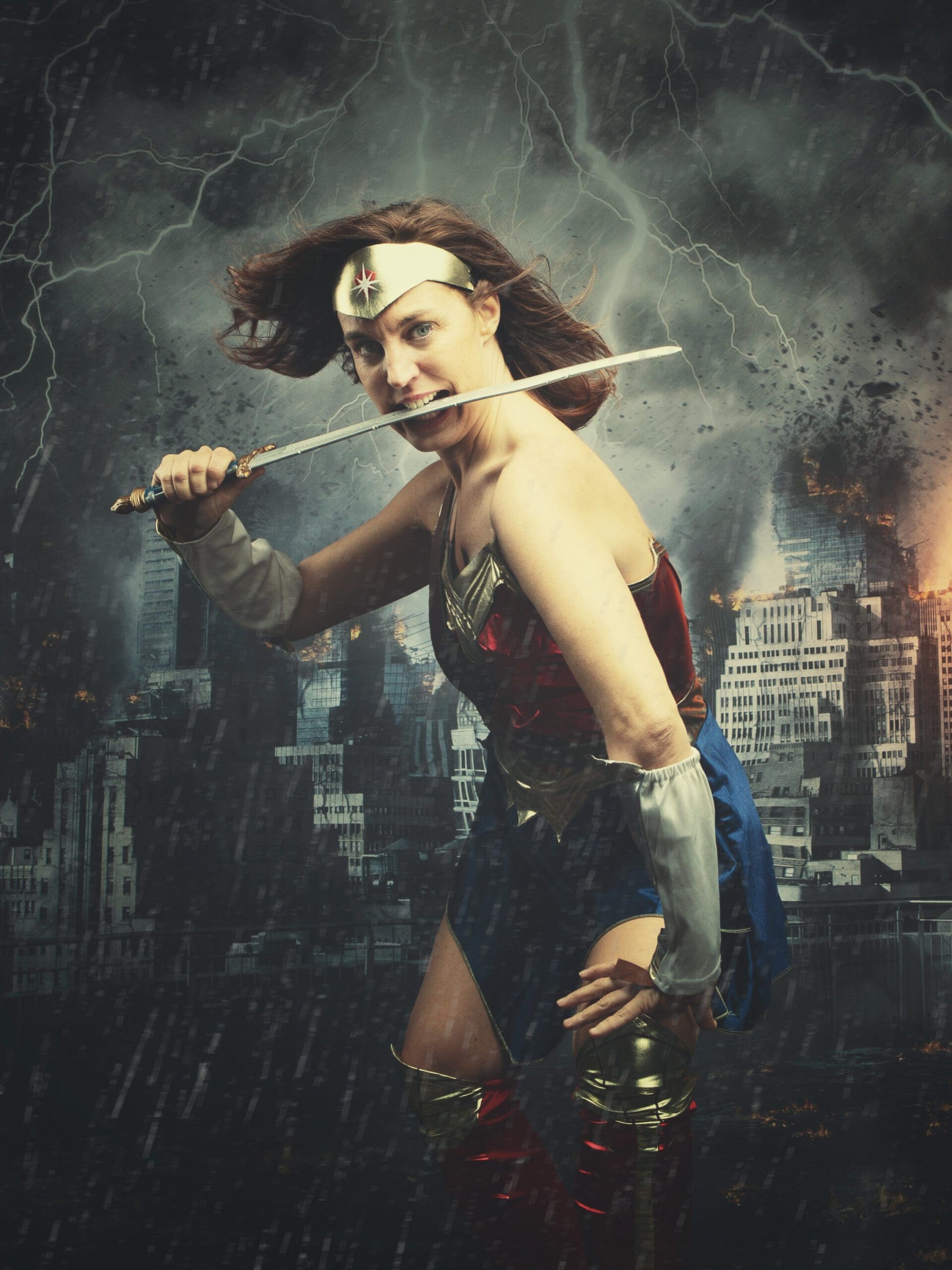 Portrait fille costume Wonder Woman effets dorés