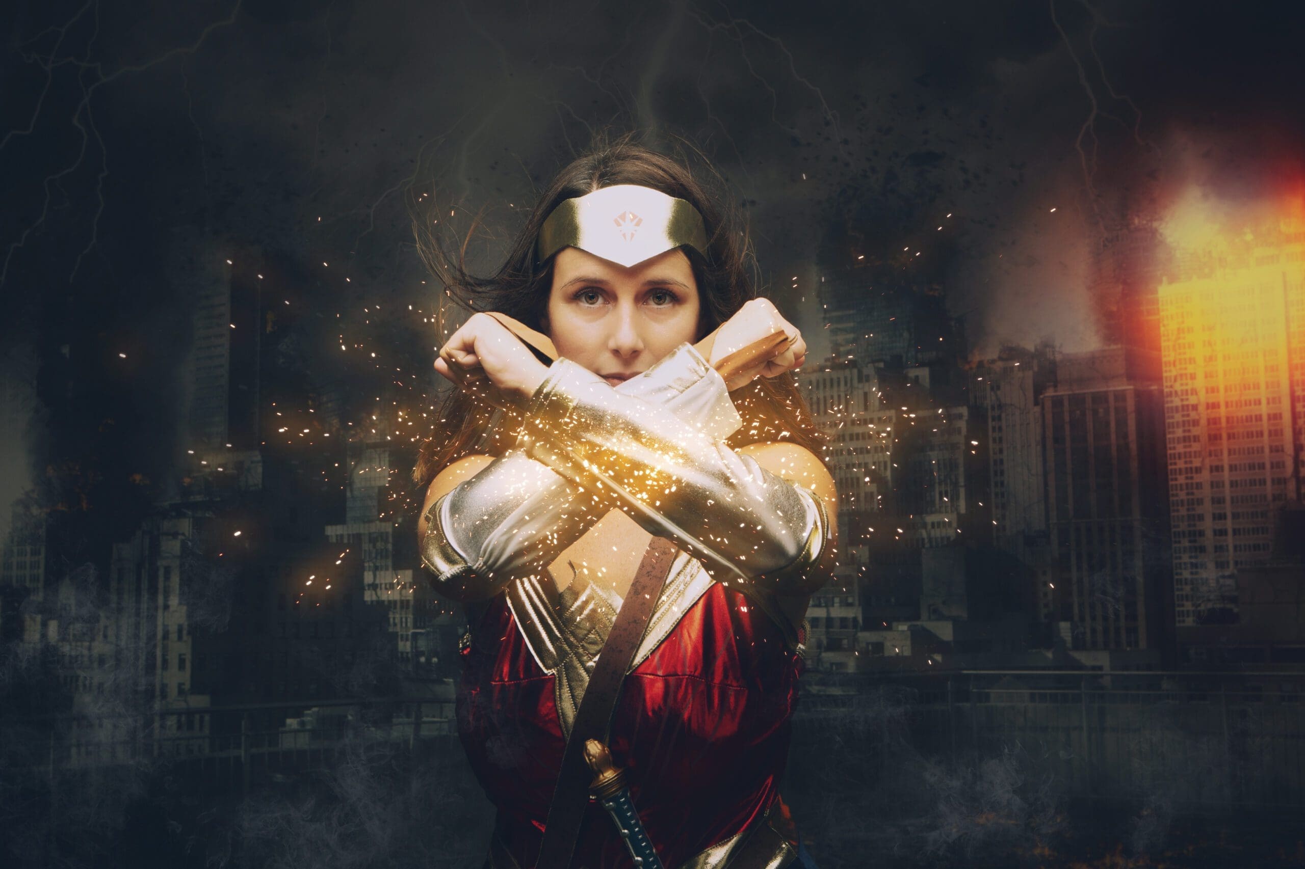 Femme super-héros puissante avec cape dorée