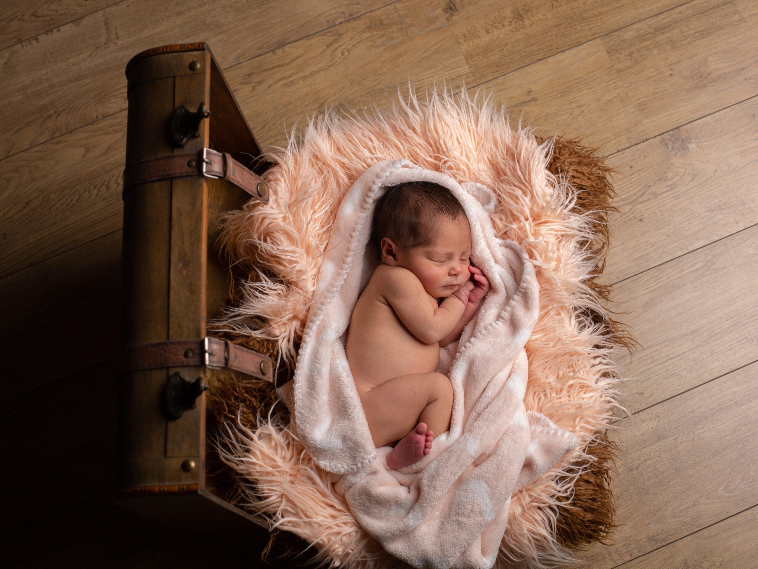 Bébé dormant dans une couverture laine