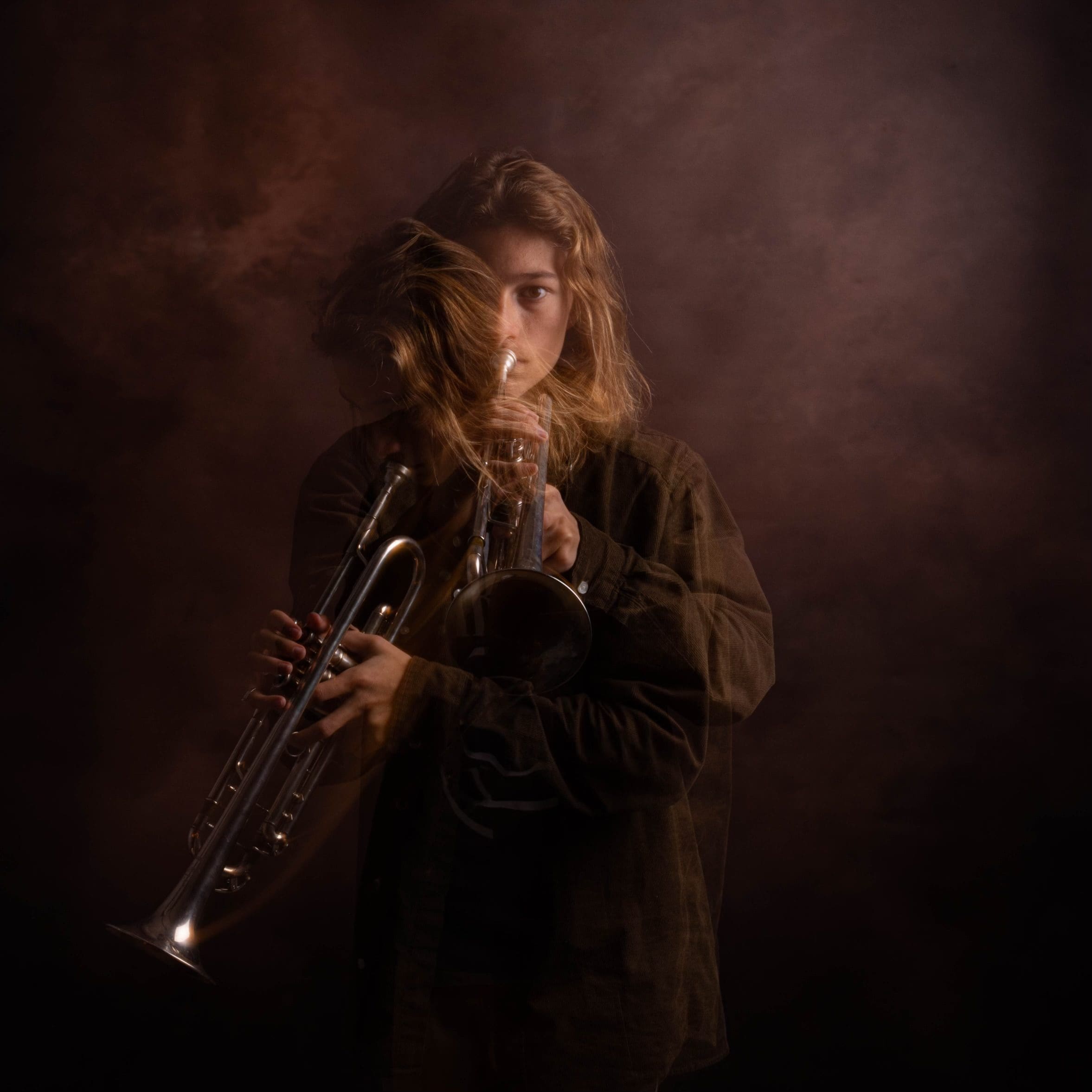 Portrait d'un jeune musicien à la trompette réalisé en une seule prise de vue par Olivia Blanquet, photographe d'art à Nice.