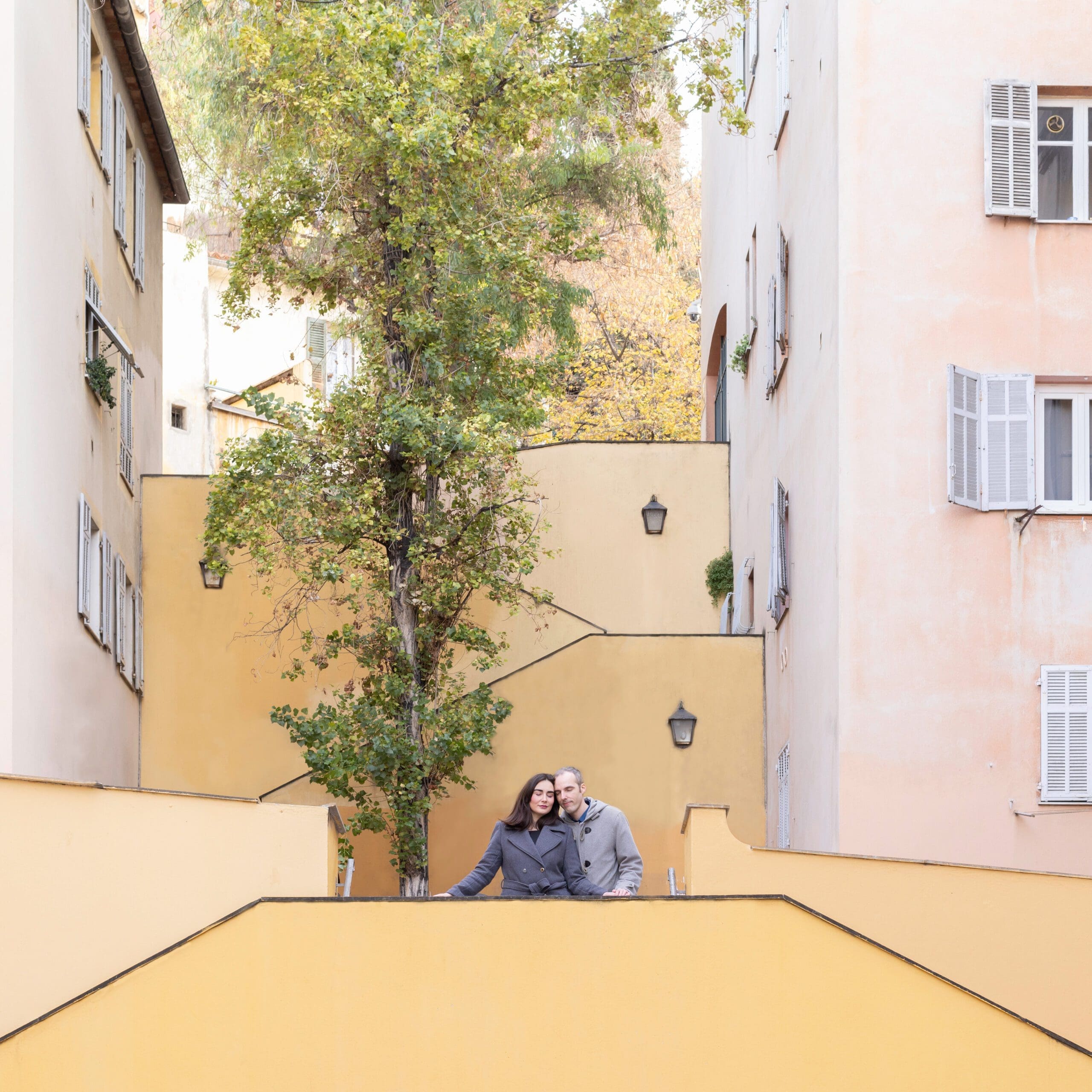 Couple se promenant dans le Vieux-Nice