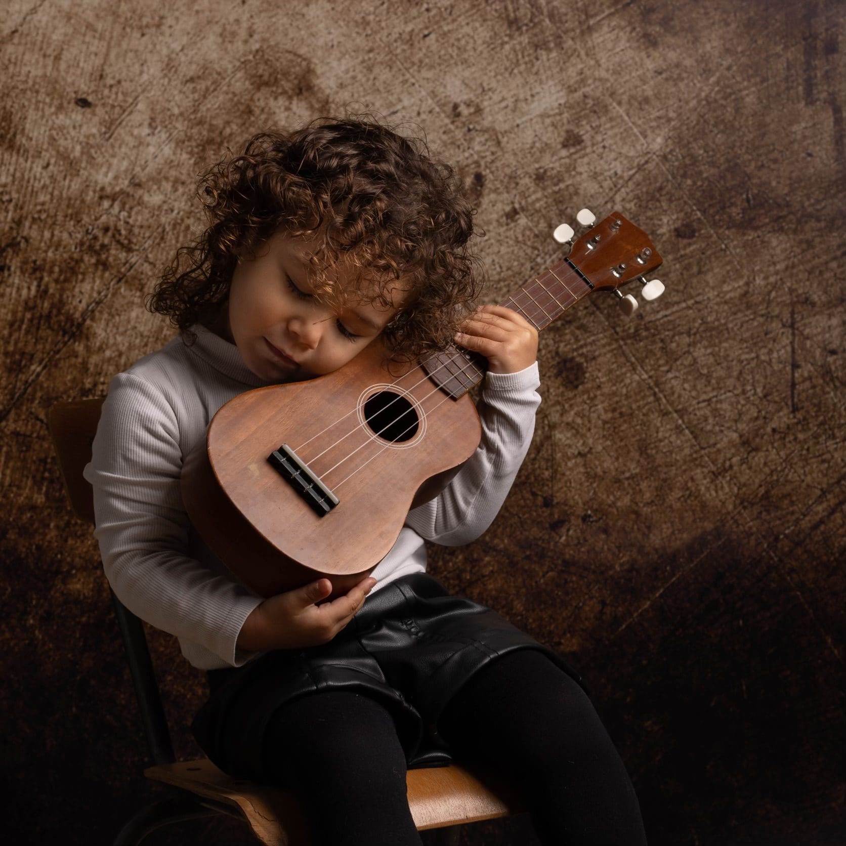 Portrait enfant au yukulélé studio