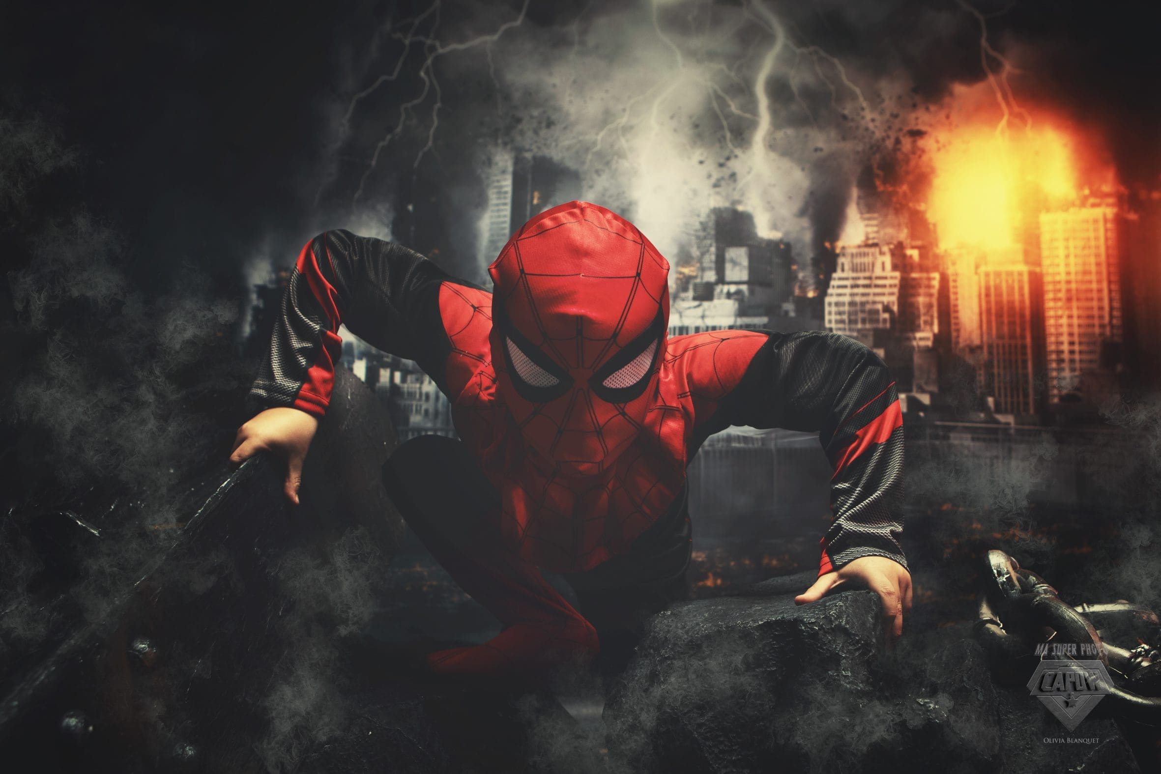 Enfant en costume de Spiderman montage ville