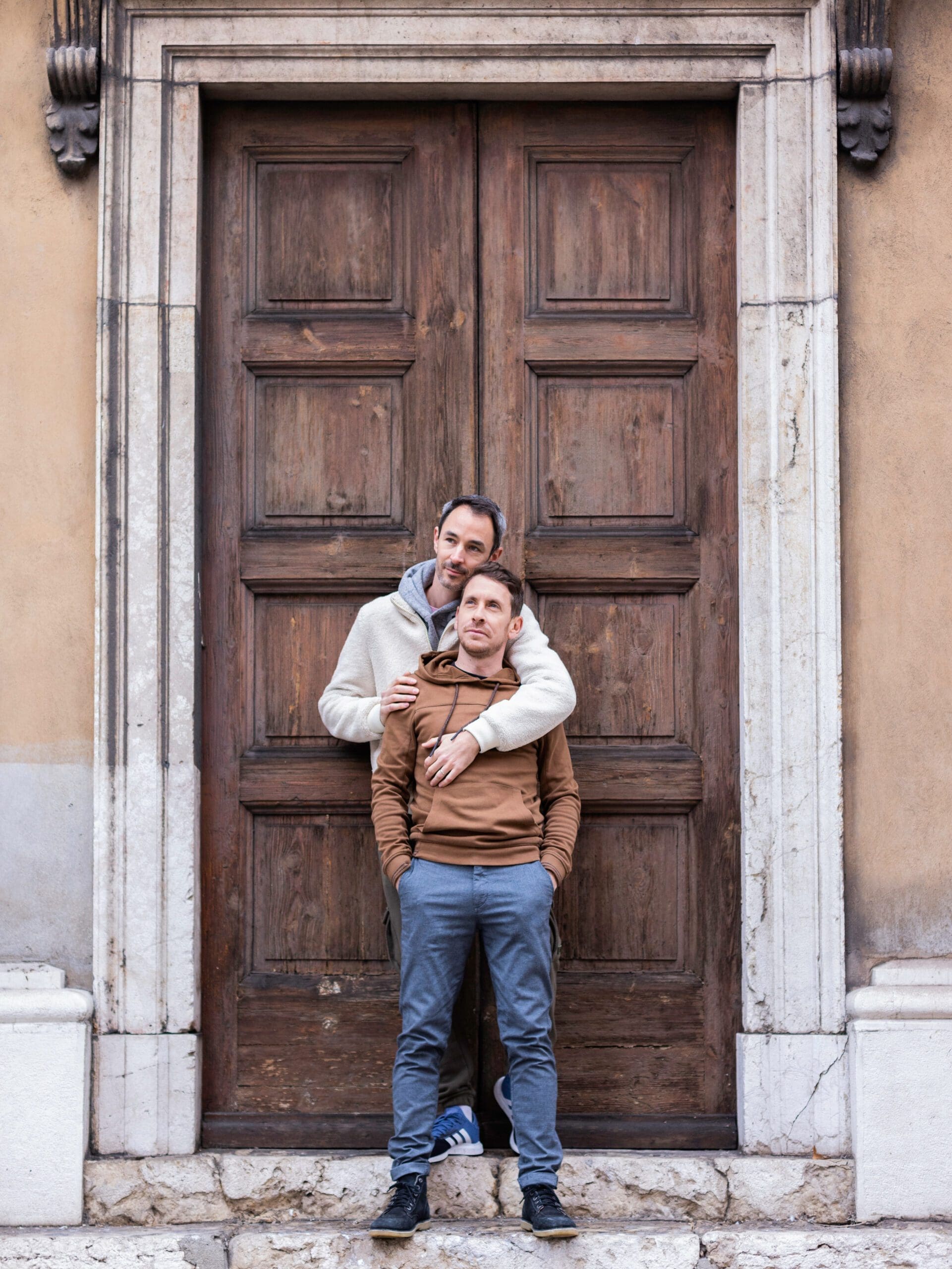 Portrait couple d'hommes mariage devant porte ancienne