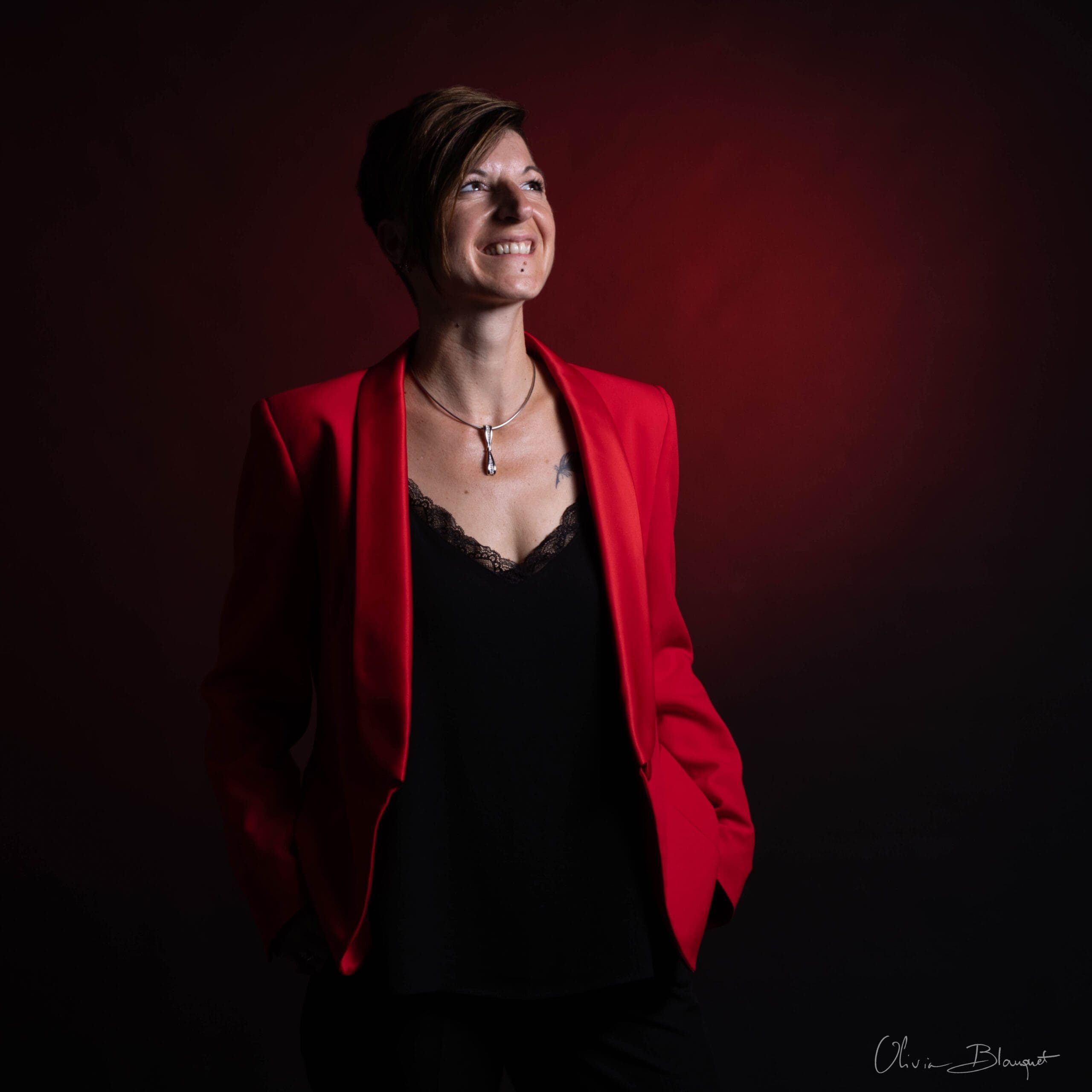 Portrait femme d'affaires souriante fond sombre