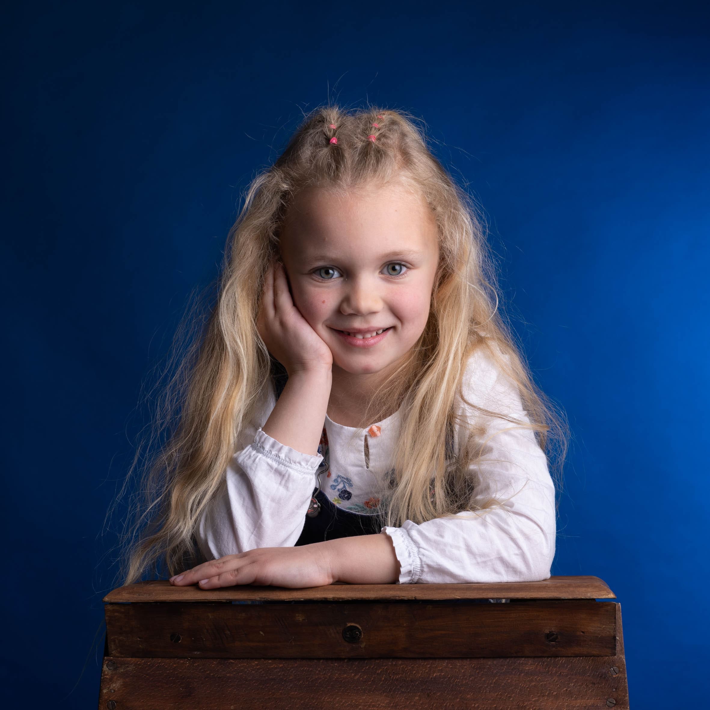 Petite fille souriante portrait studio Nice