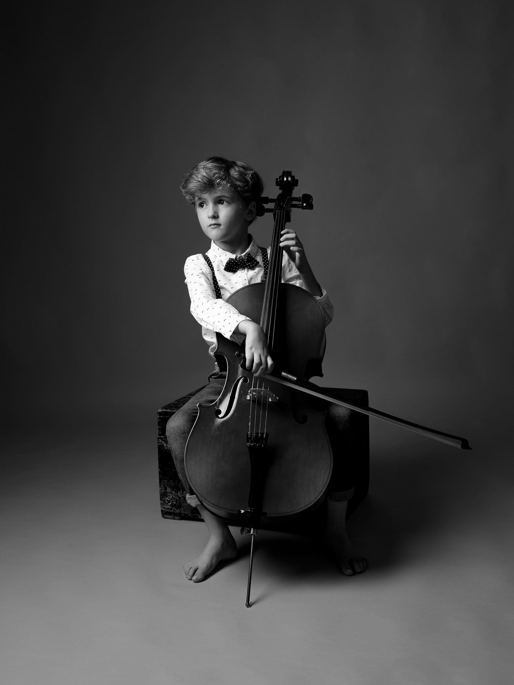 Portrait noir et blanc d'un jeune garçon musicien avec son violoncelle, séance photo Olivia Blanquet Nice.