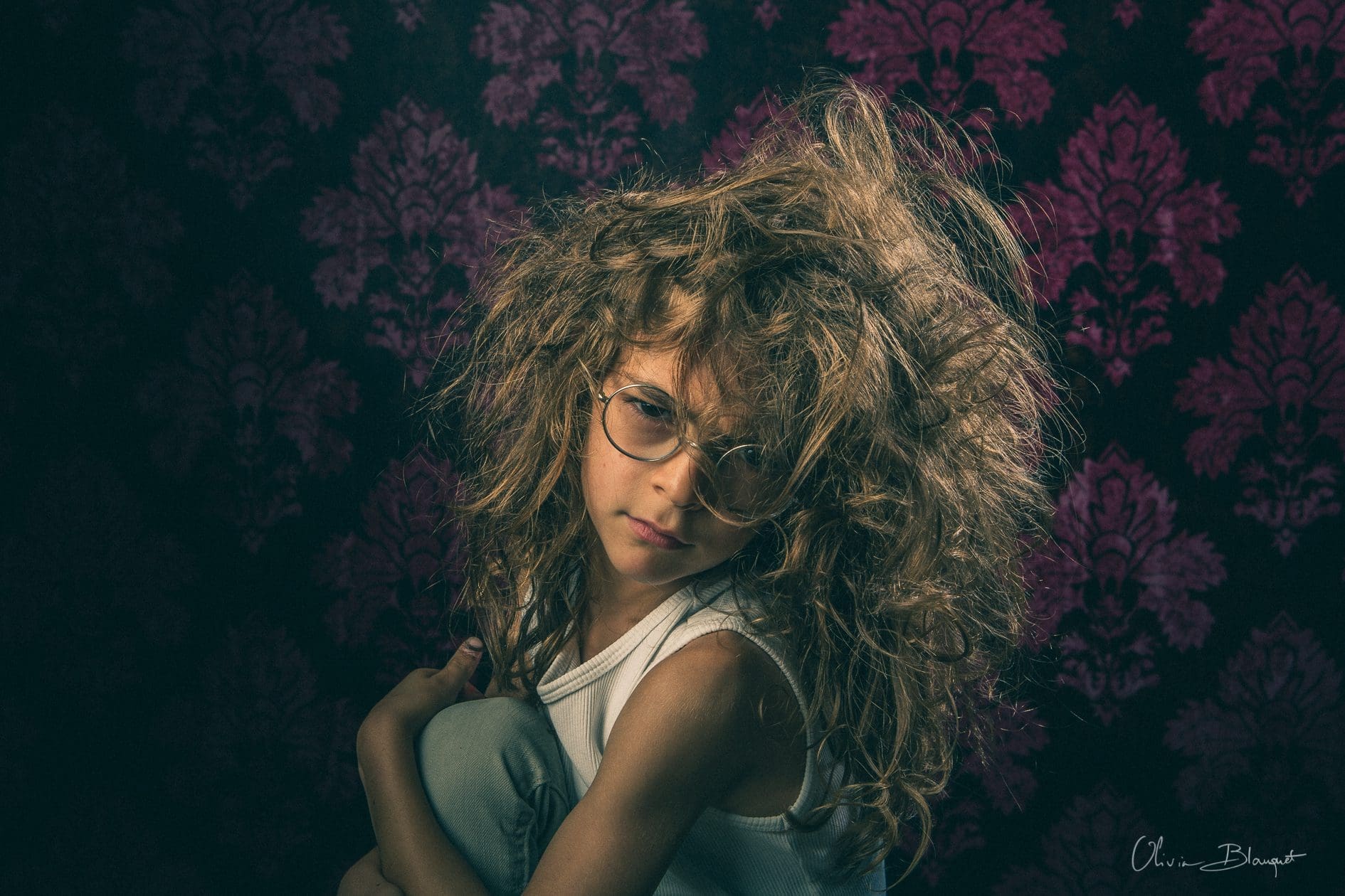 Portrait artistique d'un jeune garçon au look rock et lunettes sur fond texturé, Olivia Blanquet Nice.