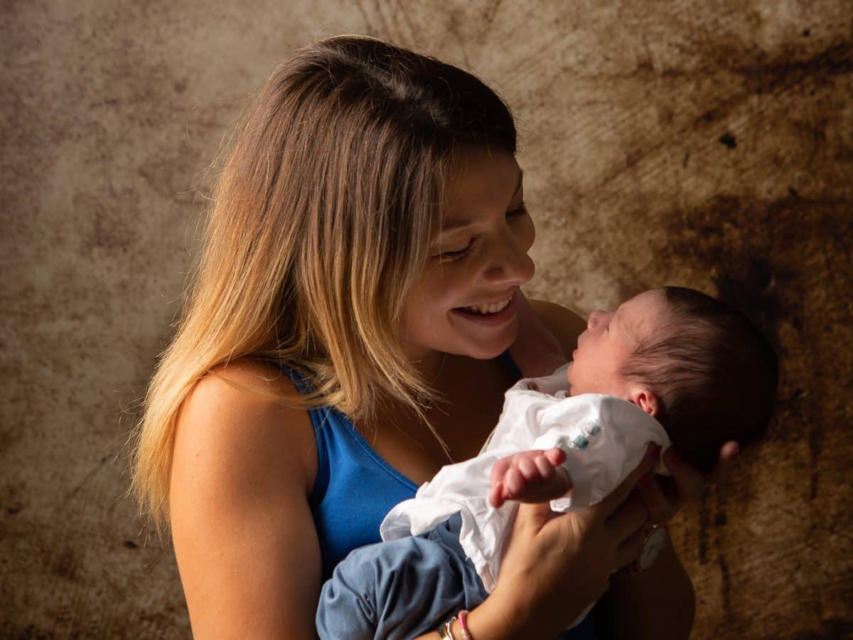 Maman tenant son bébé portrait maternité Nice