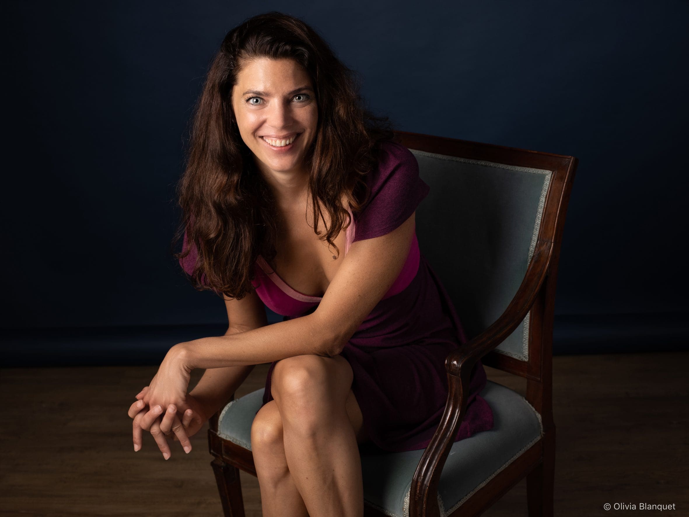 Portrait femme assise style éditorial Nice
